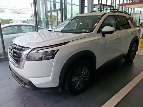 New 2025 Nissan Pathfinder SV image 2