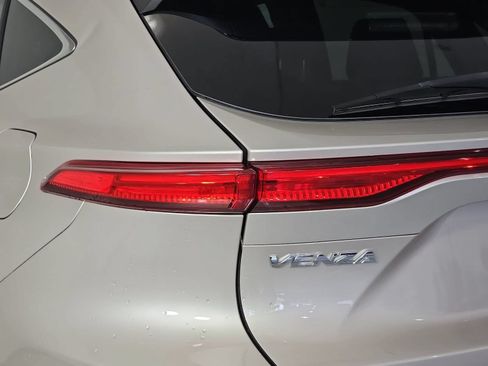 Used 2023 Toyota Venza LE AWD/4WD image 28