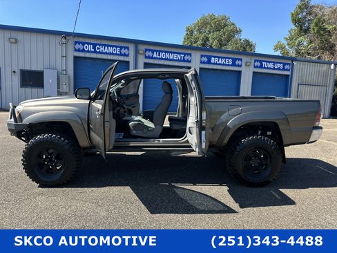 Used 2015 Toyota Tacoma 4x4 Access Cab V6 w/ TRD Off-Road Package image 28