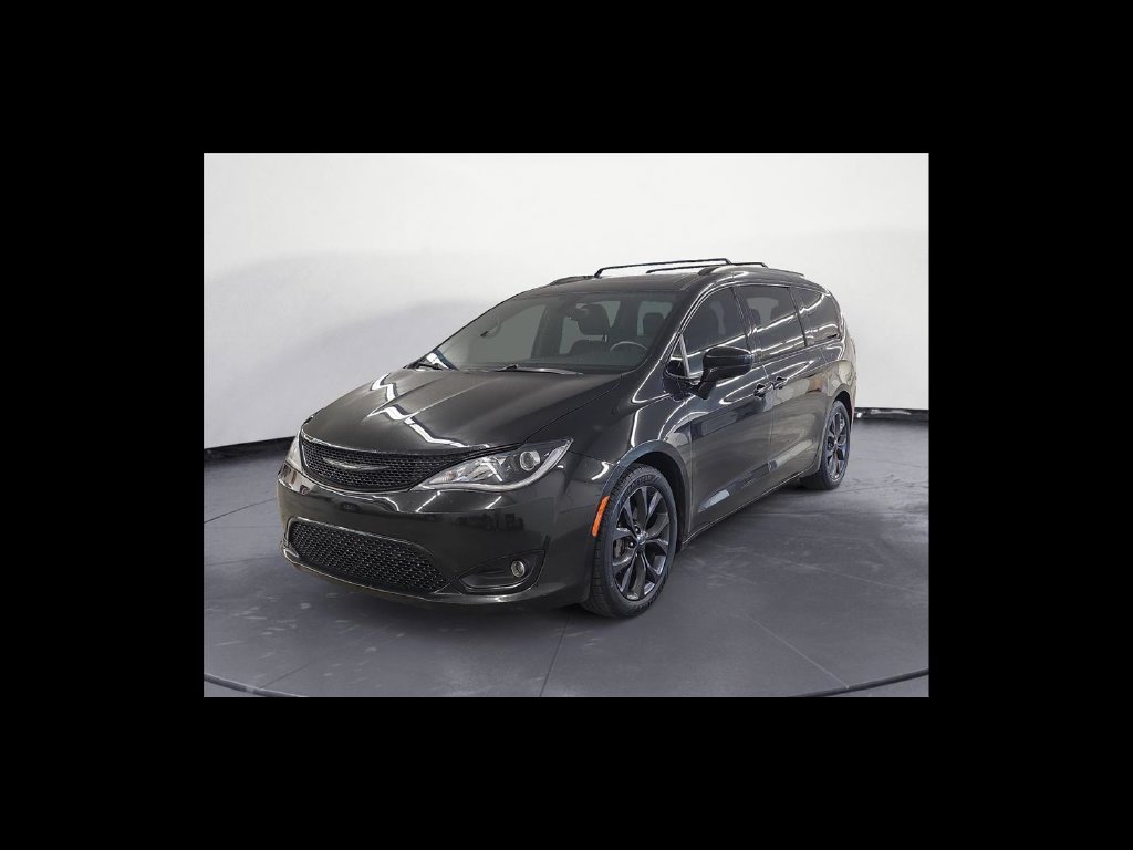 Used 2018 Chrysler Pacifica Touring-L Plus FWD image 2
