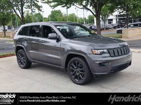 Used 2018 Jeep Grand Cherokee Altitude RWD image 1