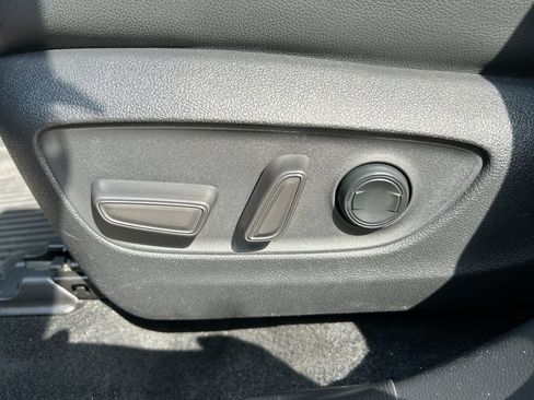 Used 2024 Toyota Highlander Platinum FWD image 12