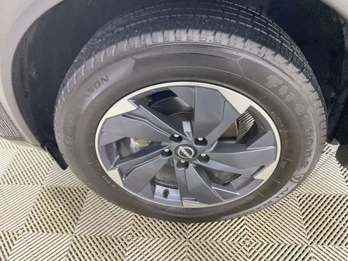 Used 2024 Nissan Rogue SV image 5