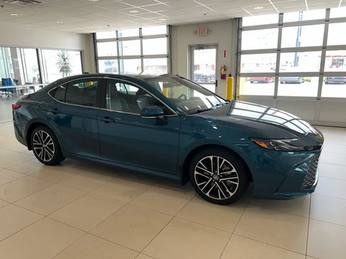 Used 2025 Toyota Camry XLE FWD image 1