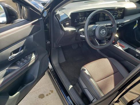 Used 2025 Nissan Kicks SR w/ SR Premium Package image 6