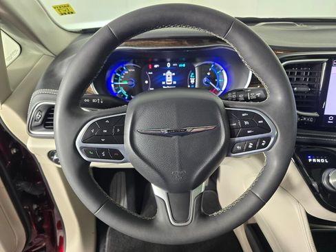 Used 2022 Chrysler Pacifica Limited w/ Uconnect Theater Family Group FWD image 21