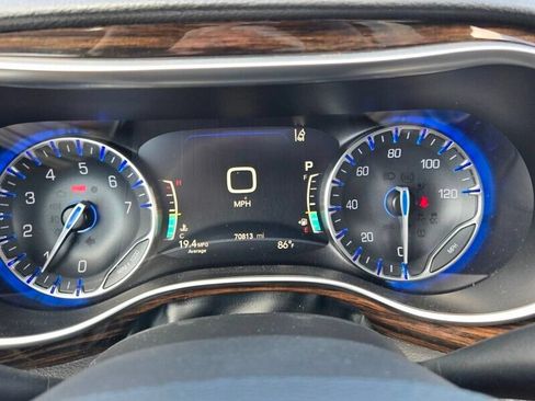 Used 2024 Chrysler Pacifica Limited FWD image 25