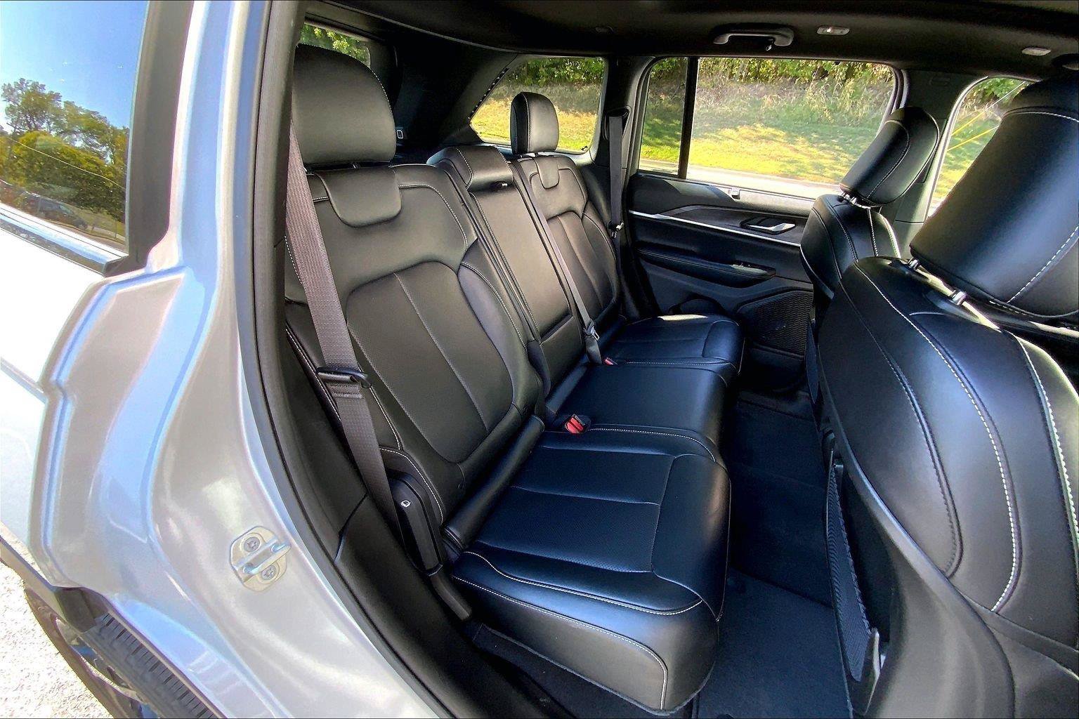 Used 2024 Jeep Grand Cherokee Limited w/ Luxury Tech Group II AWD/4WD image 26