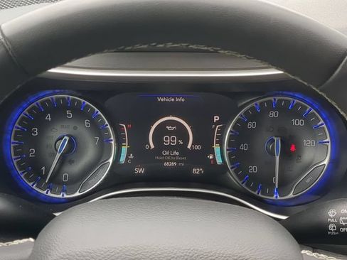 Used 2023 Chrysler Pacifica Touring-L FWD image 34