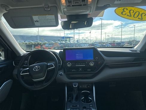 Used 2023 Toyota Highlander XLE image 11