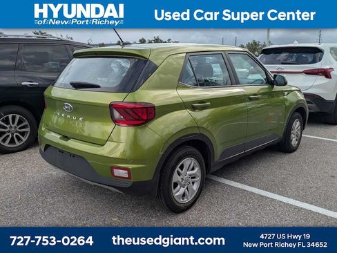 Used 2023 Hyundai Venue SE FWD image 2