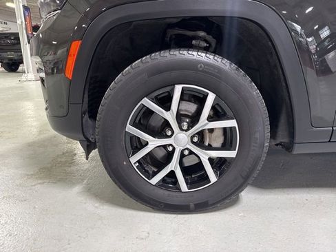 Certified 2024 Jeep Grand Cherokee Limited w/ Luxury Tech Group II image 9
