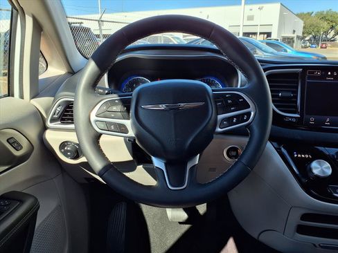 Used 2023 Chrysler Pacifica Touring-L image 12