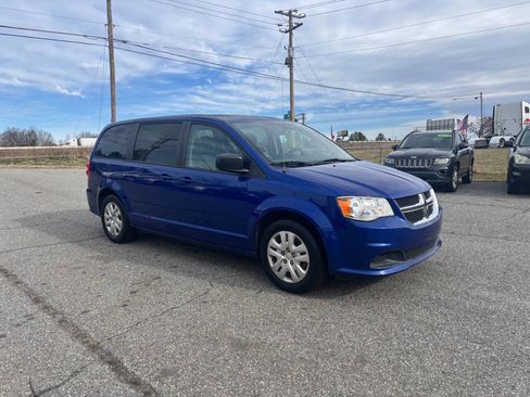 Used 2018 Dodge Grand Caravan SE w/ UConnect Hands-Free Group image 2