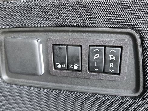 Used 2024 Cadillac Escalade Premium Luxury AWD/4WD image 38