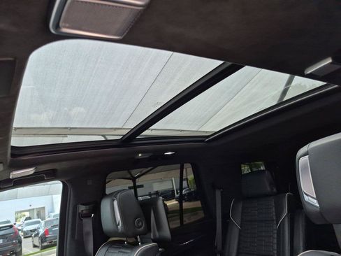 Used 2023 Cadillac Escalade Sport Platinum AWD/4WD image 7