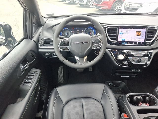 Used 2025 Chrysler Pacifica Select FWD image 11