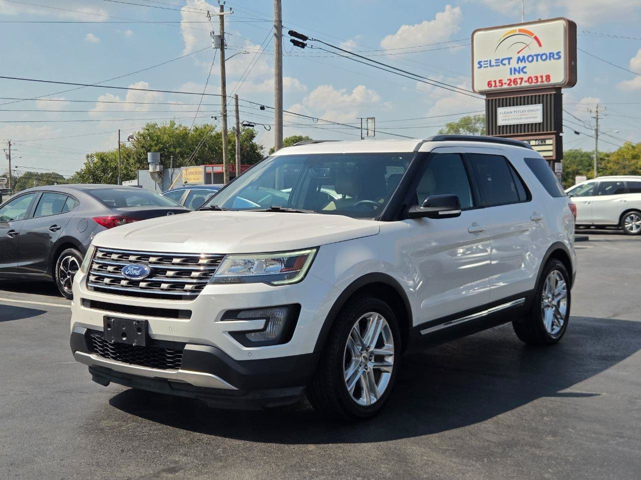 Used 2017 Ford Explorer XLT w/ Equipment Group 202A FWD image 2
