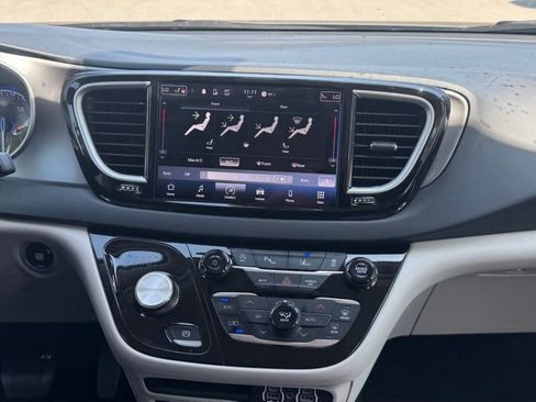 Used 2023 Chrysler Pacifica Touring-L FWD image 13