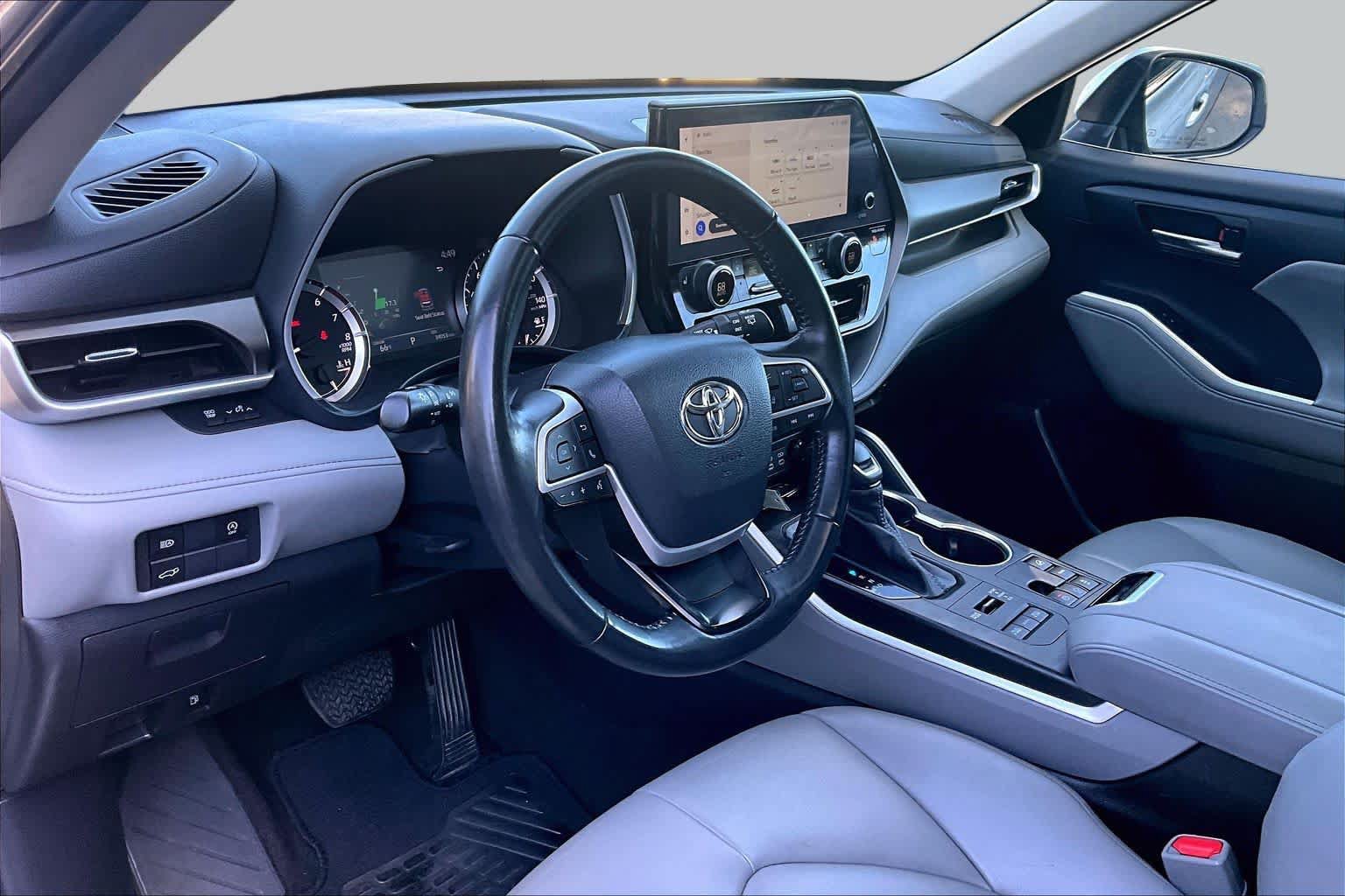 Used 2023 Toyota Highlander XLE AWD/4WD image 17