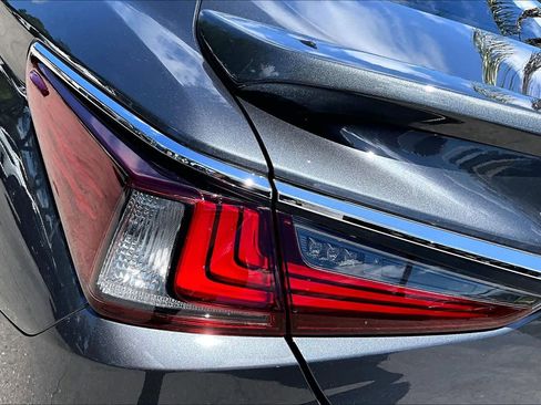 Used 2025 Lexus ES 300h w/ Premium Package FWD image 29