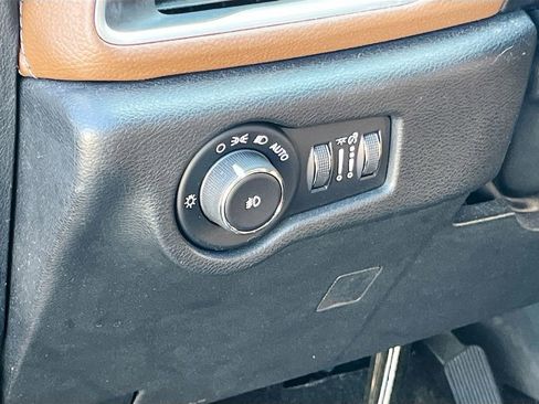 Used 2017 Chrysler Pacifica Limited w/ Advanced Safetytec Group FWD image 10
