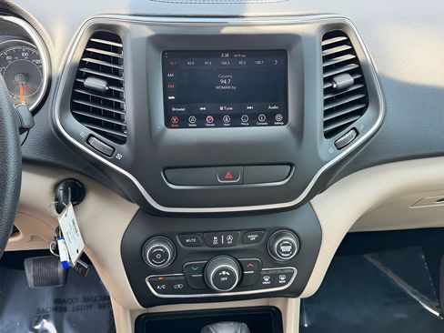 Used 2019 Jeep Cherokee Latitude w/ Popular Appearance Group FWD image 24