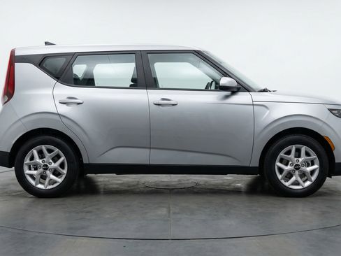 Used 2025 Kia Soul LX w/ LX Technology Package FWD image 11