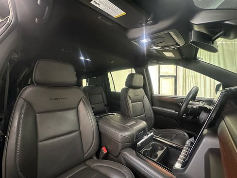 Used 2025 GMC Yukon XL Denali AWD/4WD image 25