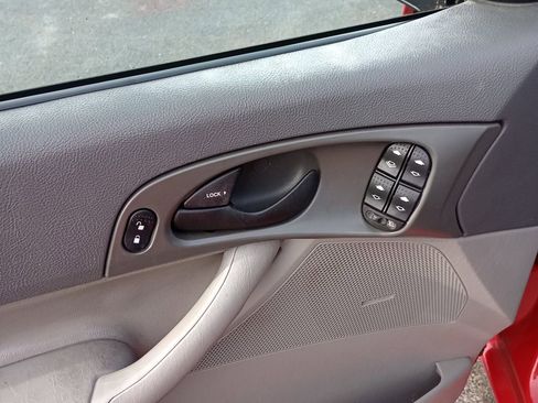 Used 2005 Ford Focus ZX4 image 12