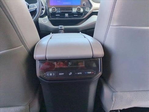 Used 2023 Toyota Highlander XLE FWD image 17