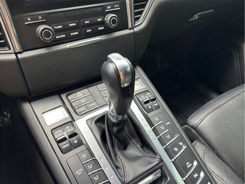 Used 2018 Porsche Macan Sport Edition AWD/4WD image 37