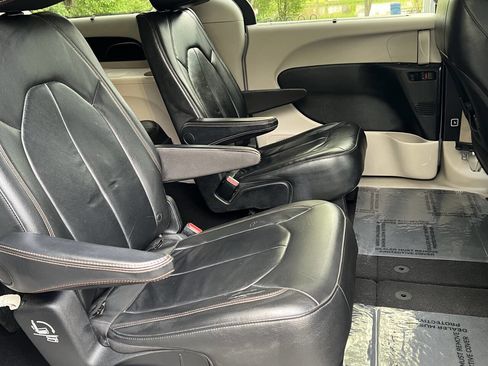 Used 2017 Chrysler Pacifica Touring-L FWD image 31