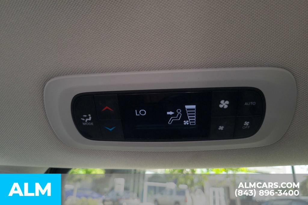 Used 2024 Chrysler Pacifica Touring-L FWD image 22