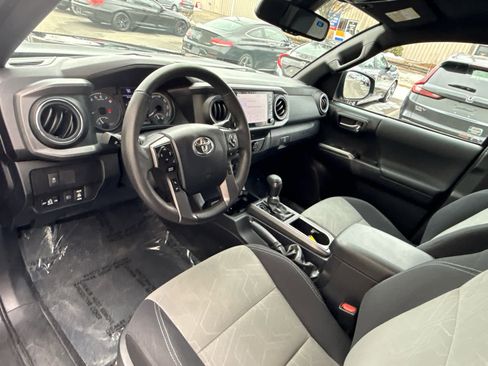 Used 2020 Toyota Tacoma TRD Off-Road w/ Technology Package image 8