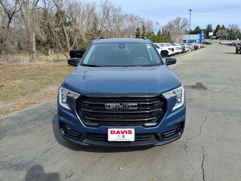Used 2024 GMC Terrain SLE w/ Driver Convenience Package image 9