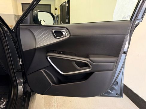 Used 2025 Kia Soul LX w/ LX Technology Package FWD image 26