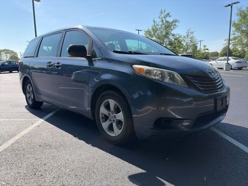 Used 2017 Toyota Sienna L FWD image 3
