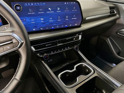 Used 2025 Chevrolet Traverse LT image 26