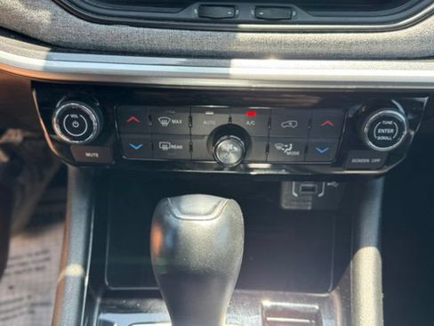 Used 2025 Jeep Compass Latitude w/ Sun & Sound Group AWD/4WD image 18