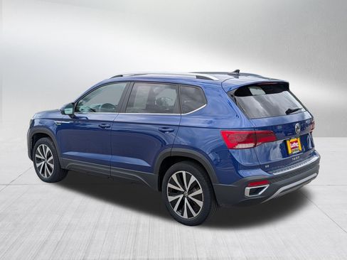 Used 2023 Volkswagen Taos SE w/ Panoramic Sunroof Package AWD/4WD image 5