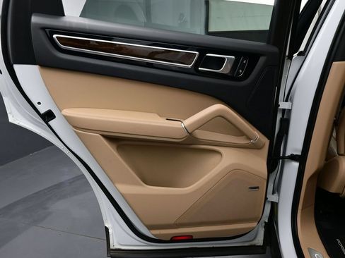 Certified 2023 Porsche Cayenne Platinum Edition AWD/4WD image 12