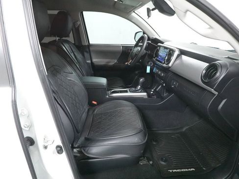 Used 2020 Toyota Tacoma SR5 RWD image 28