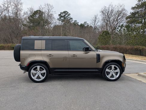 Used 2025 Land Rover Defender 110 X-Dynamic SE image 4