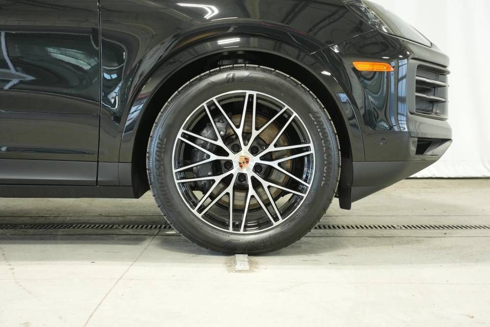 Certified 2026 Porsche Cayenne AWD/4WD image 41