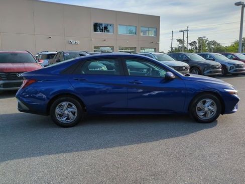 Certified 2025 Hyundai Elantra SE FWD image 4