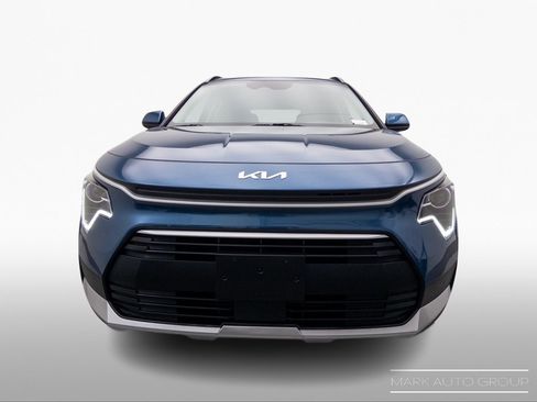 Used 2023 Kia Niro EX image 2