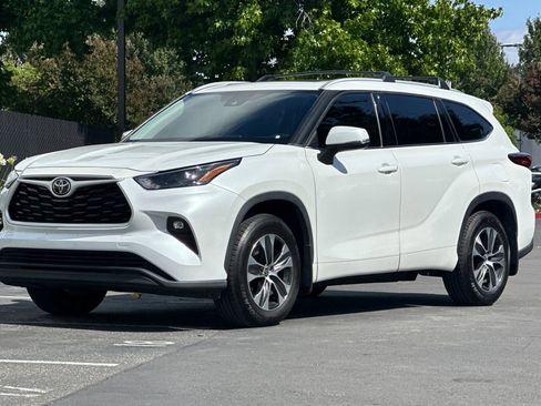 Used 2022 Toyota Highlander XLE AWD/4WD image 9