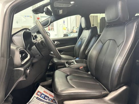 Used 2025 Chrysler Pacifica Select FWD image 14
