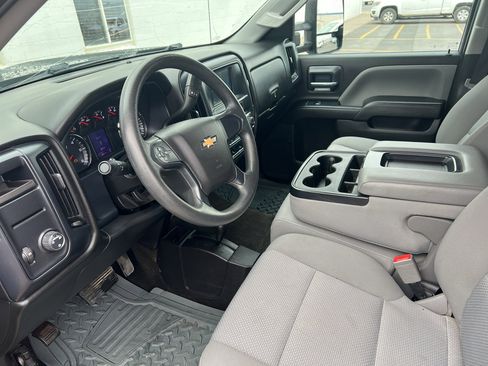 Used 2018 Chevrolet Silverado 1500 Custom w/ Custom Value Package AWD/4WD image 9